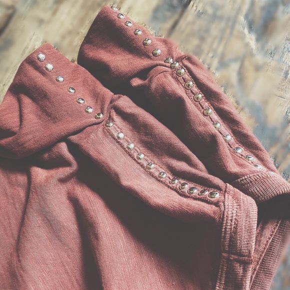 Studded Raw Edge Sleeve V-Neck Tee - Picture 3 of 16